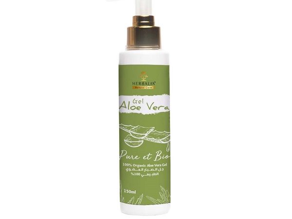 Description Gel aloe Vera pur et bio 150 ml Gel aloe Vera pur et bio جل الصبار العضوي النقي طبيعي 100٪ ومركز. Bienfaits : Hydratant, il empêche les pertes en eau de la peau Nourrissant, il infuse la peau de la richesse de ses vitamines, minéraux et actifs. Cicatrisant, Purifiant, il équilibre et assainit les peaux acnéiques Apaisant, il restaure le confort des peaux qui tiraillent, rougissent et s’irritent facilement Lissant, Régénérant, il procure aux soins anti-âges son effet tenseur naturel. Eclaircissant, antitaches, brunes sur le visage et les mains. Utilisation : Pur sur la peau : Le gel d’aloe Vera pur et bio est un soin complet qui peut s’utiliser pur sur la peau comme : Soin de jour, seul, pour les peaux mixtes à grasses Sérum hydratant, régénérant, apaisant et purifiant pour toutes les peaux. Mélangé à parts égales à une huile végétale pour un soin nourrissant et hydratant. Sérum tenseur et antiâge pour raffermir votre visage. Sérum pour le contour des yeux Gel apaisant après-rasage pour hydrater la peau, calmer les rougeurs et apaiser le feu du rasoir En masque hydratant intense : appliquez-le en couche très épaisse et laissez poser 20 minutes Après-soleil pour apaiser la peau échauffée et les coups de soleil. Pur sur les cheveux comme : Gel coiffant bio, qui prend soin des cheveux tout en les sculptant Soin hydratant des pointes ou pour dessiner les boucles.